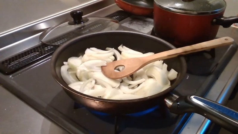 玉ねぎ・にんじんを切って炒める の画面