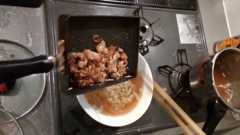 炒めた豚バラをのせる の画面