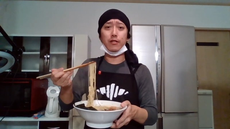 麺を箸で持ち上げて食べる魔神