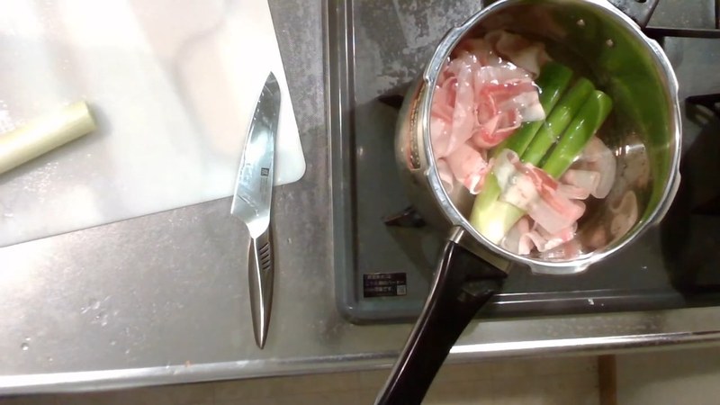 豚バラ肉を加えて弱火でコトコト煮る の画面