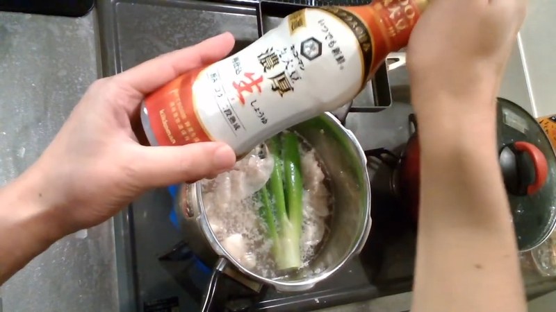 しょうゆ・牡蠣しょうゆを加えてアクを取る の画面