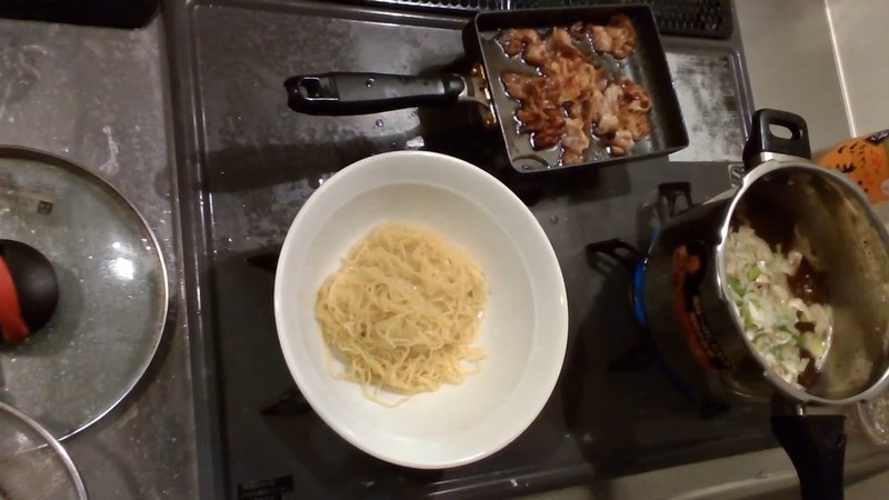 麺とワンタンを茹でて丼に盛る の画面
