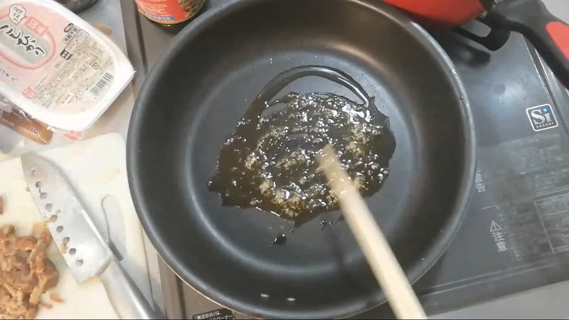 にんにくをねぎ油で炒め、刻んだ惣菜肉を加える の画面