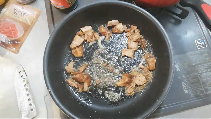 にんにくをねぎ油で炒め、刻んだ惣菜肉を加える の画面