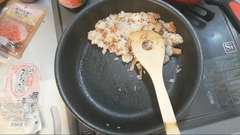 温かいご飯を加え、粒をつぶさないようほぐす の画面