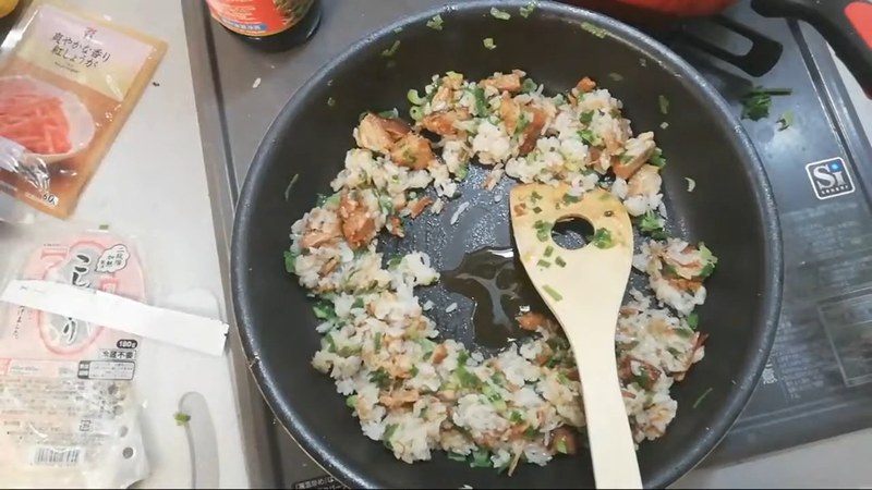 ご飯で土手を作り、卵を割り入れて絡める の画面