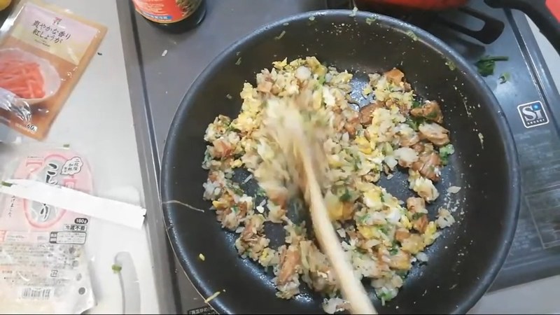 ご飯で土手を作り、卵を割り入れて絡める の画面
