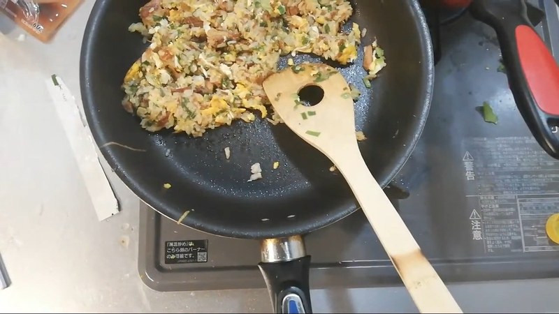 強火にして鍋肌から醤油を回し入れる の画面