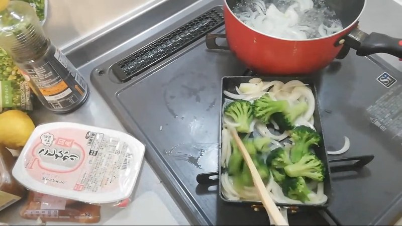 ブロッコリーと玉ねぎをフライパンで炒める の画面