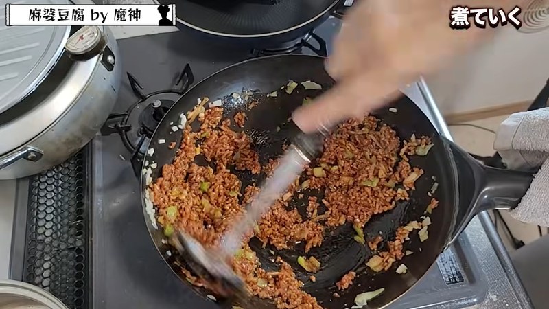 ひき肉と豆板醤・甜麺醤を加えて肉味噌を作る の画面