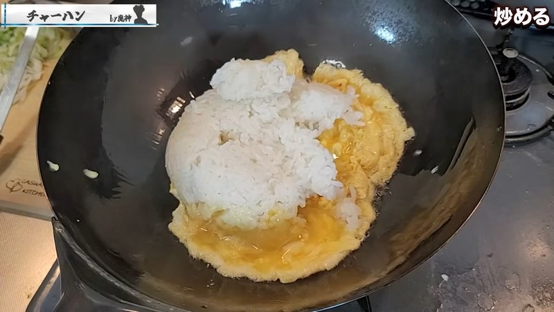 冷やご飯を加えて卵と一緒に潰しながら混ぜる の画面