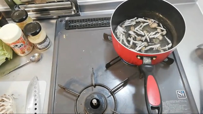 しめじを煮て、だし・長ねぎを加える の画面