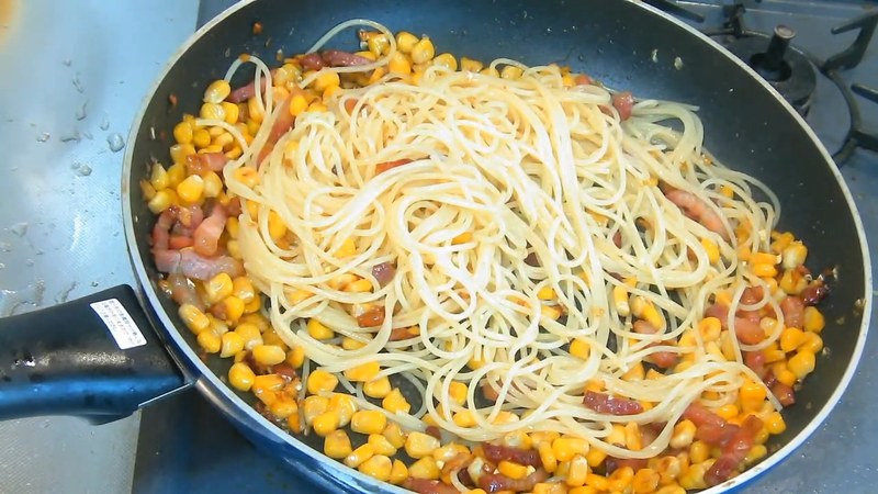 パスタを引き上げてフライパンの具と絡める の画面