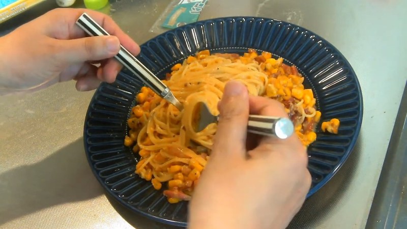 フォークでパスタを巻き上げながら味わう魔神