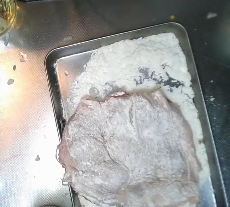 鶏肉に小麦粉をまぶし、卵にくぐらせて衣をつける の画面