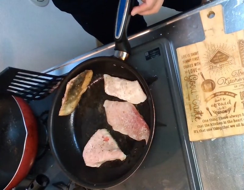フライパンをよく熱し、4種の切り身を並べて焼く の画面