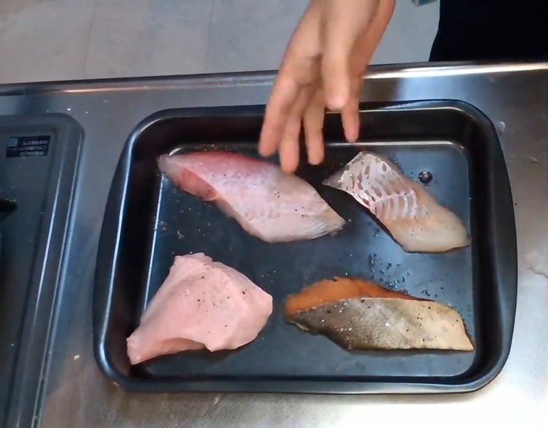 魚に塩こしょうして30分ほど置き、水気を拭き取る の画面