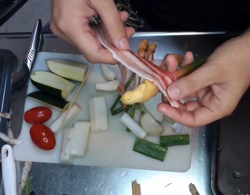 豚バラ肉の水分を拭き取り、野菜を巻く の画面