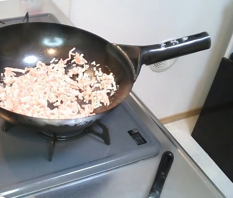 豚ひき肉を油多めでよく熱したフライパンで炒める の画面