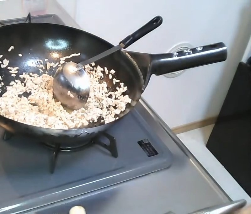 豚ひき肉を油多めでよく熱したフライパンで炒める の画面