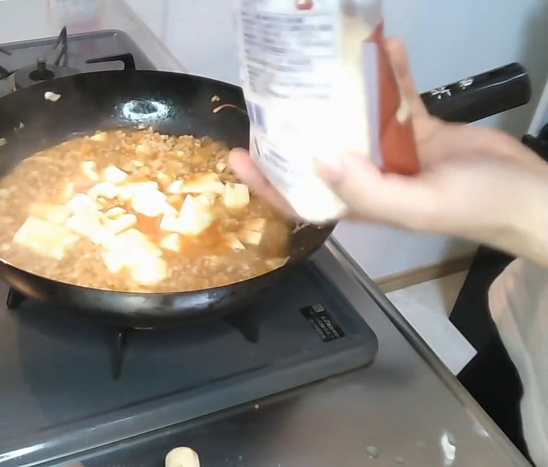 鍋をゆすりながら煮て、醤油を加えて味を見る の画面