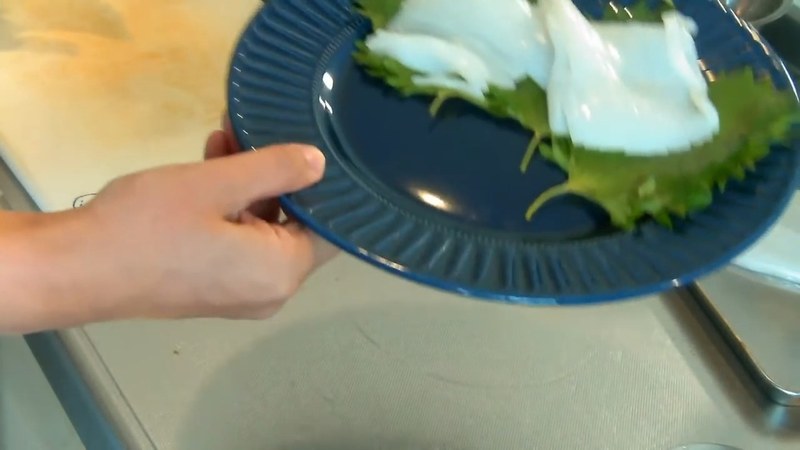 大葉を敷いた皿に並べ、彩りを添える の画面
