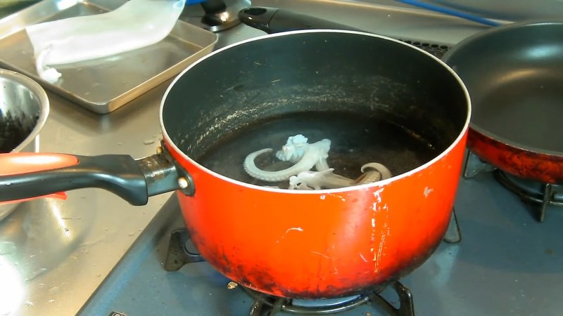 ゲソを熱湯でさっと湯引きする の画面