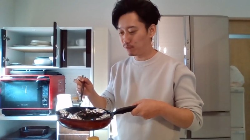 箸で持ち上げるとイカスミのタレがとろりと伸びる