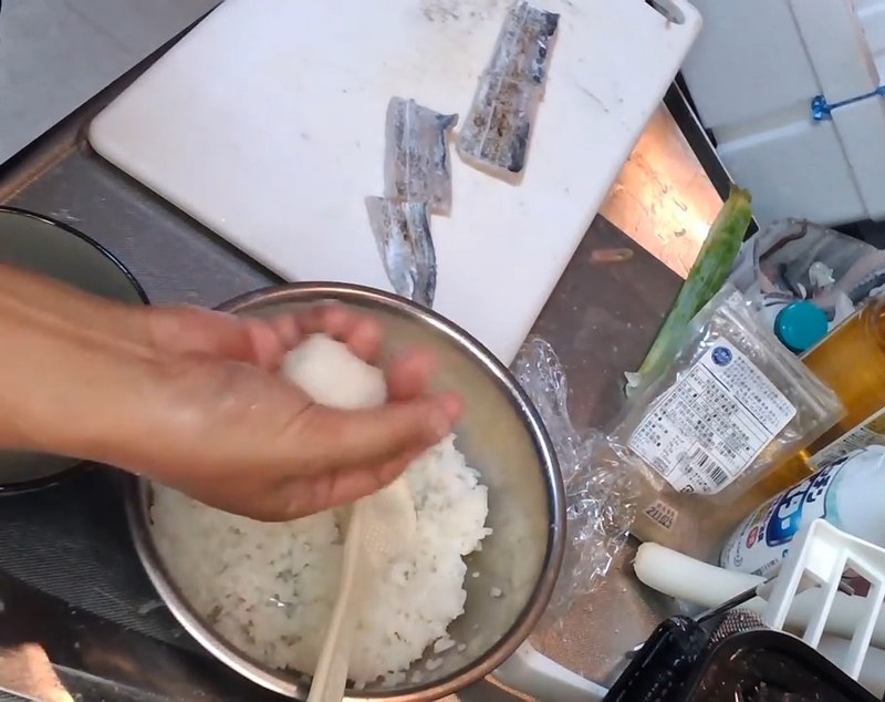 酢飯を俵形に握る の画面