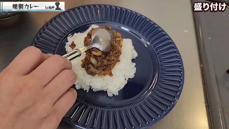ご飯に盛り、トマト・らっきょう・味付け卵・パセリを添えて完成 の画面