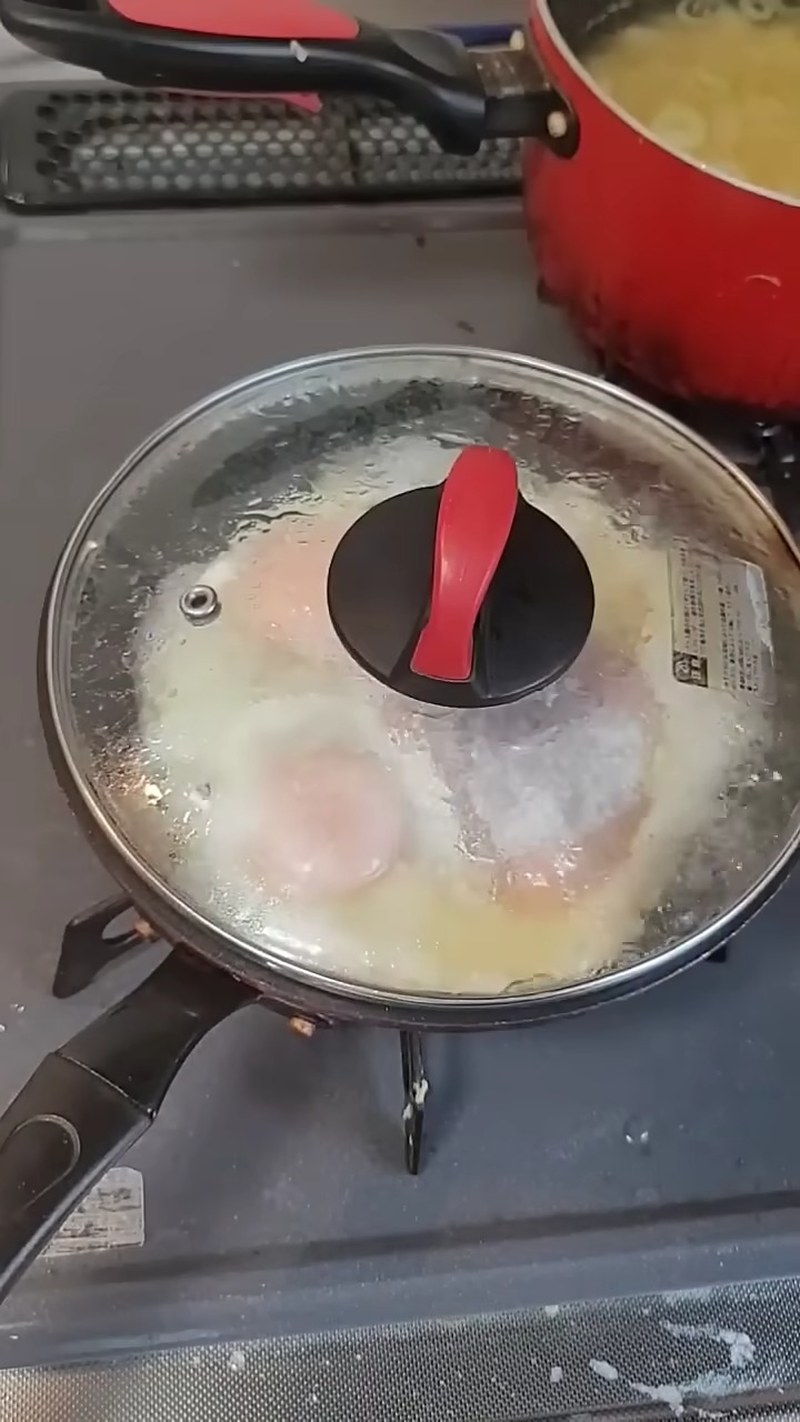卵を割り入れて蒸し焼きにする の画面
