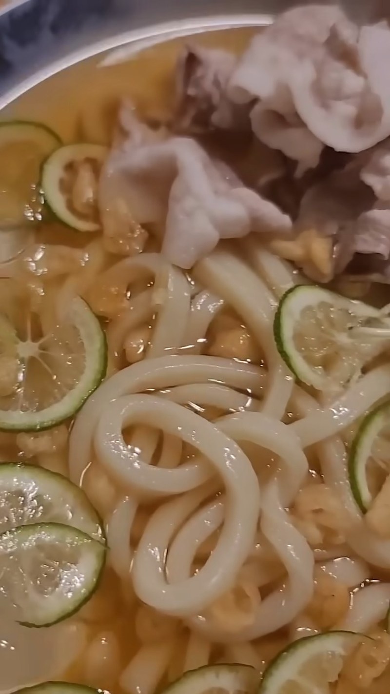 すだちと豚肉をのせたうどんの寄り