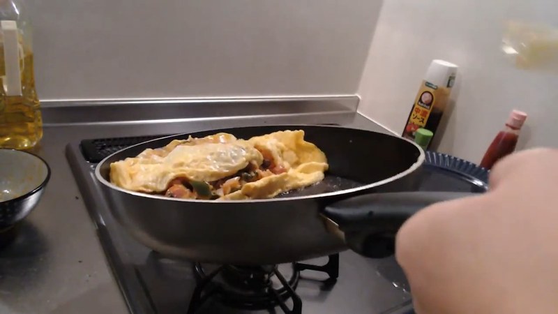 卵の上にチキンライスをのせ、端からくるっと包み込む の画面