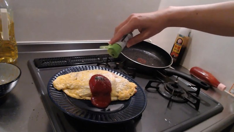 ケチャップをかけ、パセリとピクルスを添えて完成 の画面