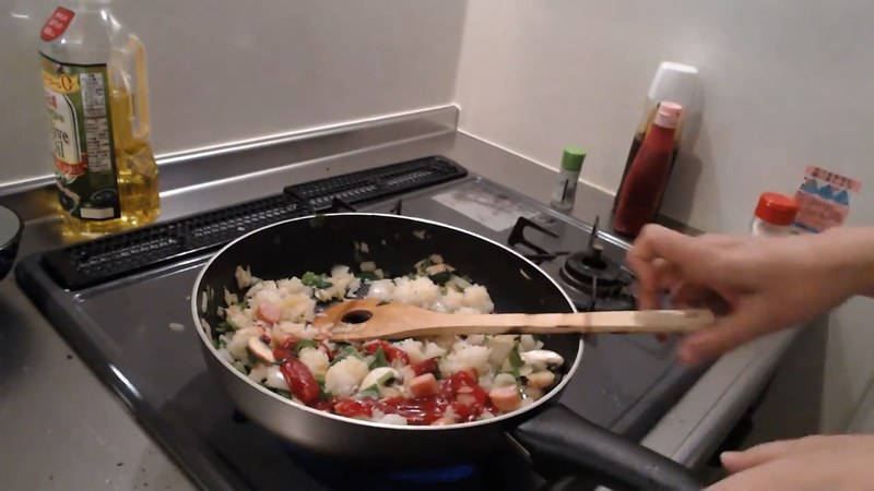 ケチャップと中濃ソースを加え、強火で水分を飛ばして赤みを出す の画面