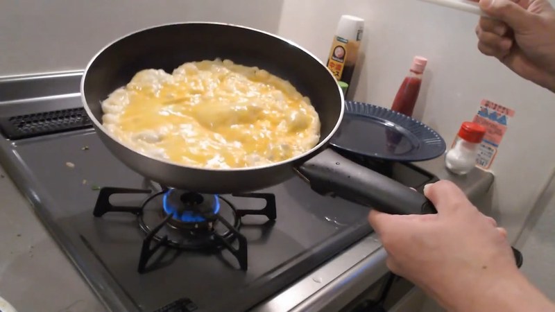 フライパンに卵を流し入れて焼く の画面
