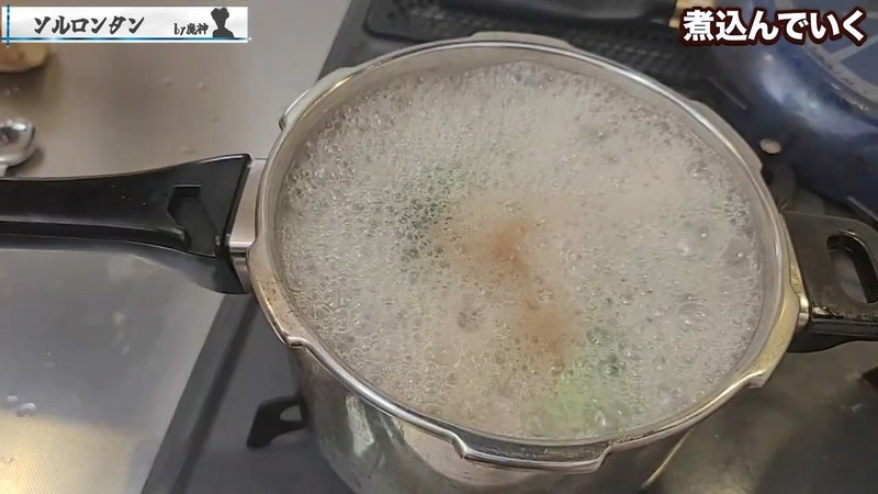 ダシダを加えて10分煮込み、アクを取りながら塩コショウで整える の画面
