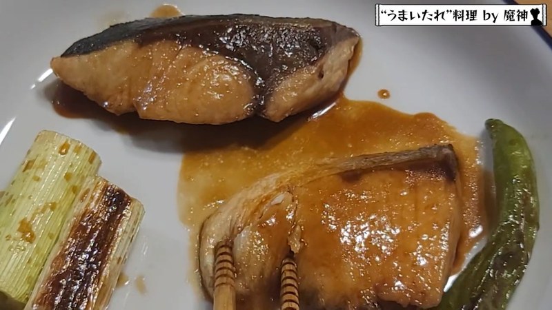 箸でブリの照り焼きを持ち上げる布団ちゃん