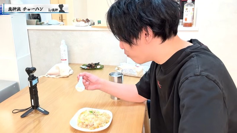 チャーシューチャーハンを頬張る布団ちゃん