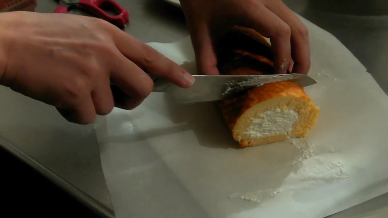 包丁でロールケーキを切り分ける の画面