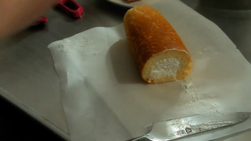 包丁でロールケーキを切り分ける の画面