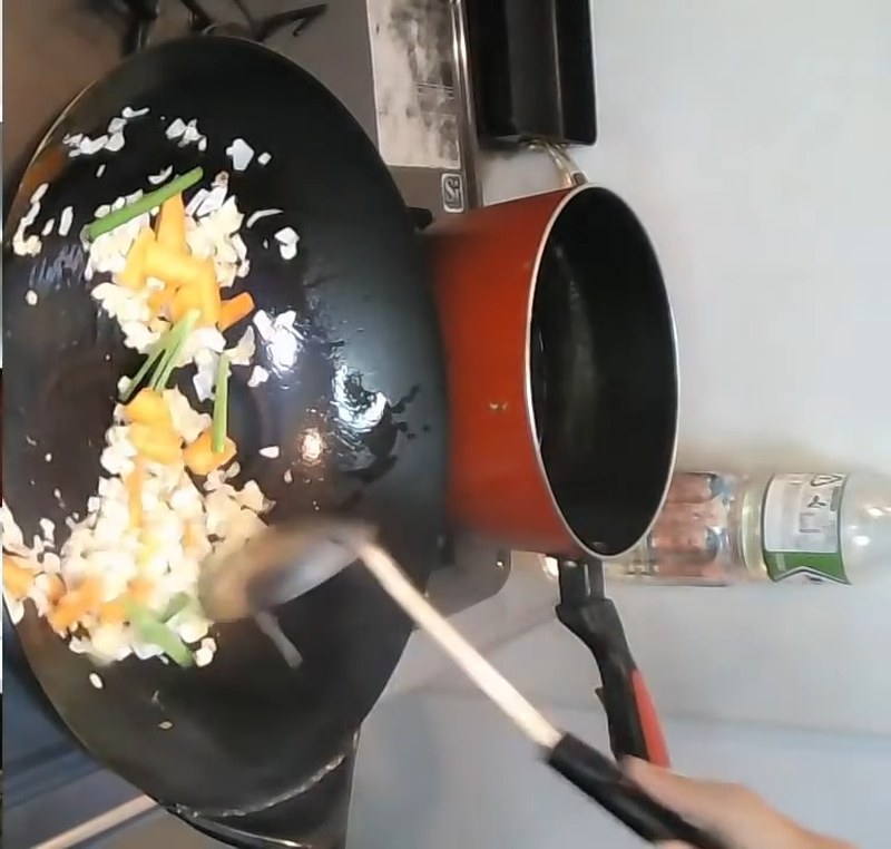 にんにく・しょうが・にんじん・にらを強火で炒める の画面