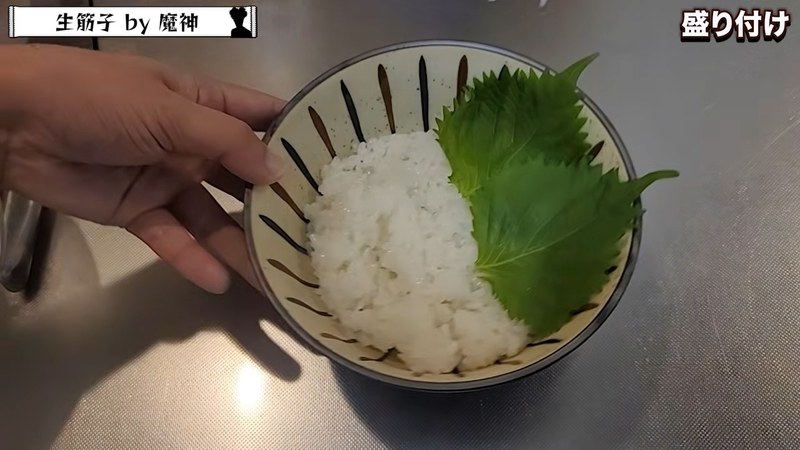 ご飯に大葉とサーモンを盛る の画面