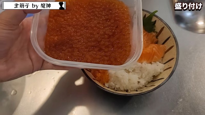 ご飯に大葉とサーモンを盛る の画面