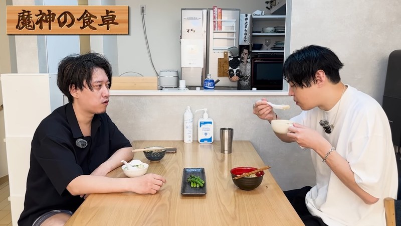 スパイギアがクラムチャウダーを食べる様子