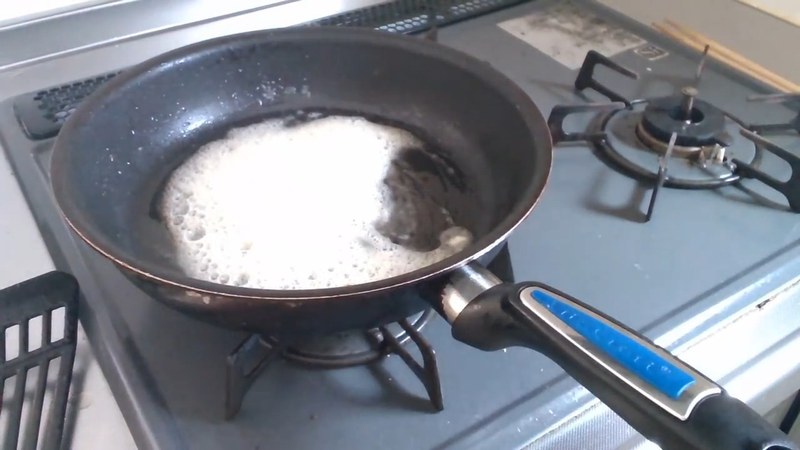 同じフライパンでバターとにんにくを溶かす の画面