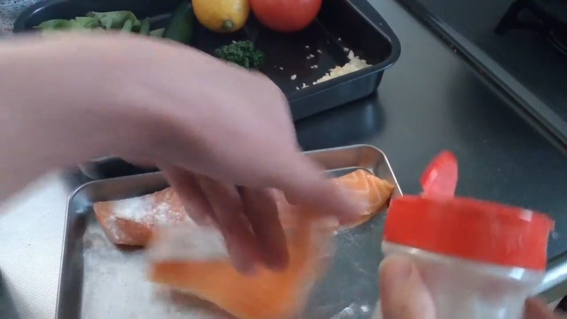 サーモンに小麦粉をまぶす の画面