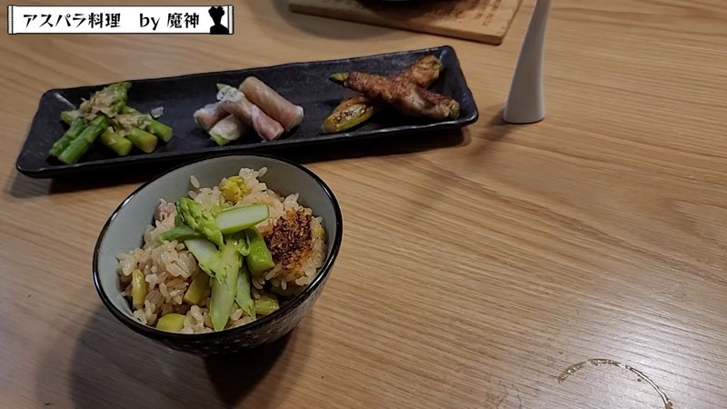 スープを口に運ぶ