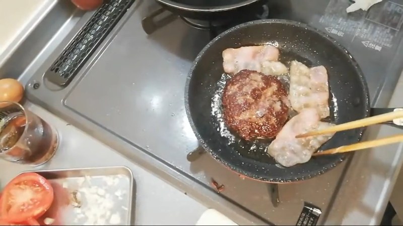 ベーコンを加えて一緒にカリカリに焼く の画面