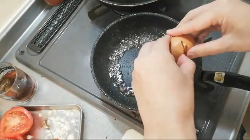 卵を割り入れて目玉焼きを作る の画面